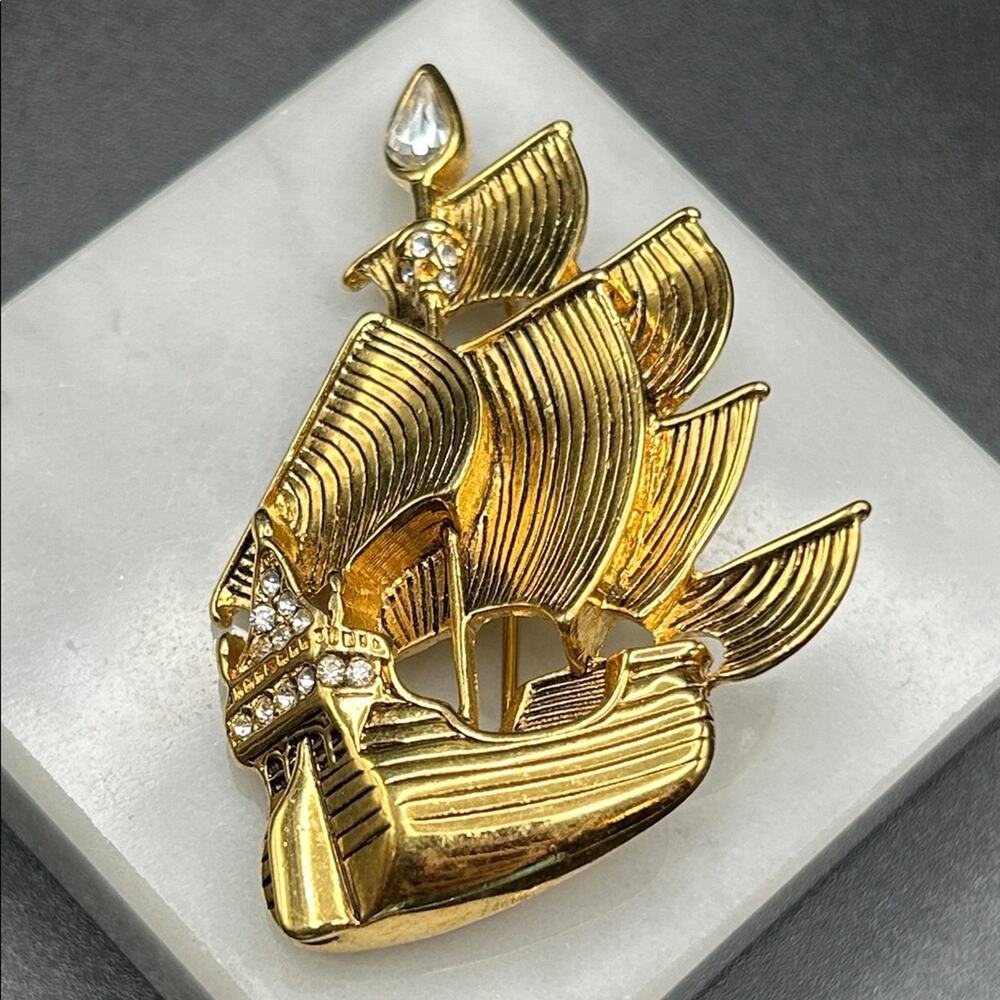 Disney Pirate Ship Brooch pin #430 Captain Hook gold tone rhinestone 2”
